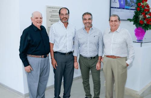 doctora realizando un analisis