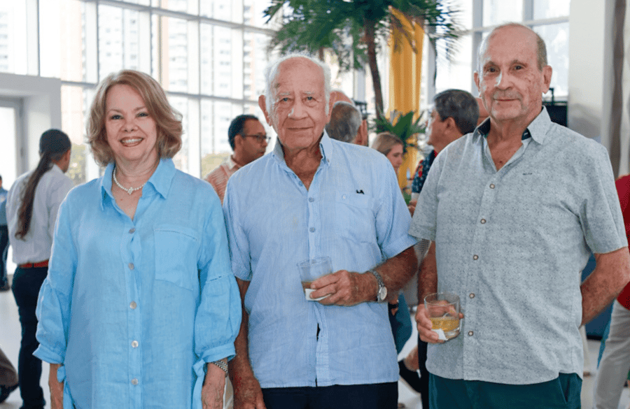 mujer realizando ejercicios en el piso 