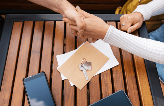 mujer comiendo una ensalada 