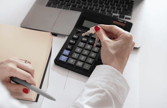 mujer pensativa en el gimnasio 