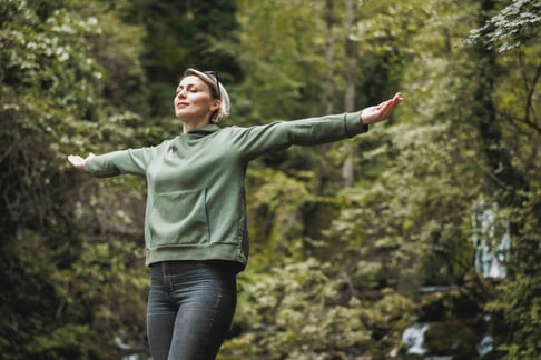 mujer con los brazos extendidos