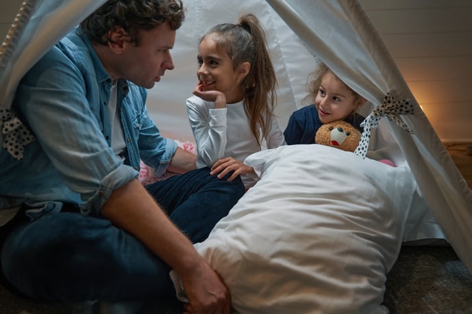 padre junto a sus hijas