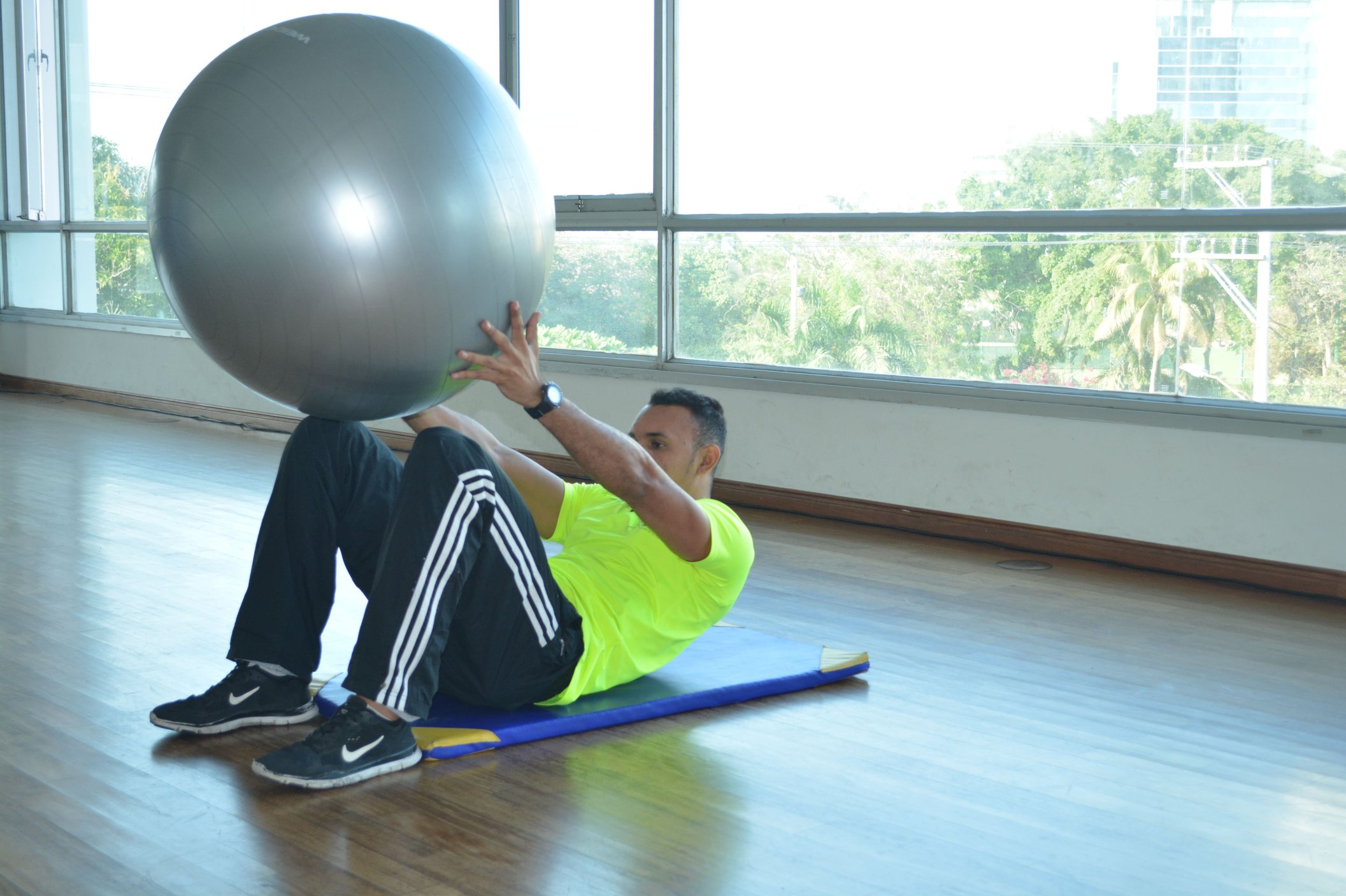 hombre ejercitandose