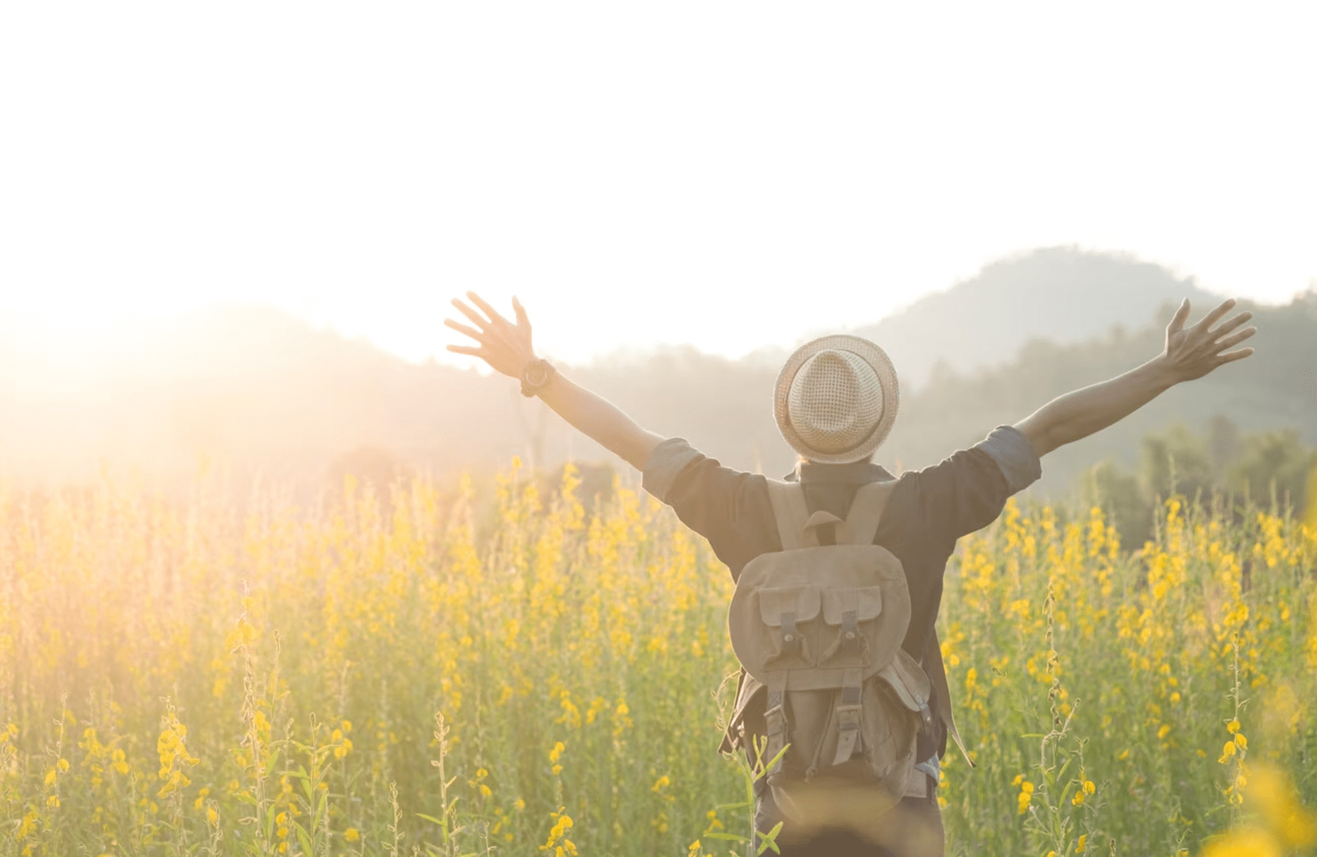 hombre extendiendo sus brazos