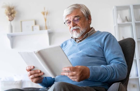 hombre mayor leyendo un libro 