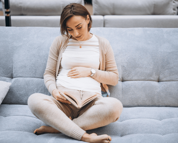 mujer embarazada leyendo  