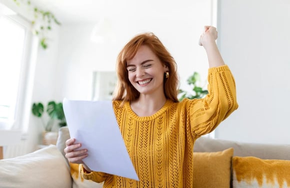 mujer sonriendo emocionada