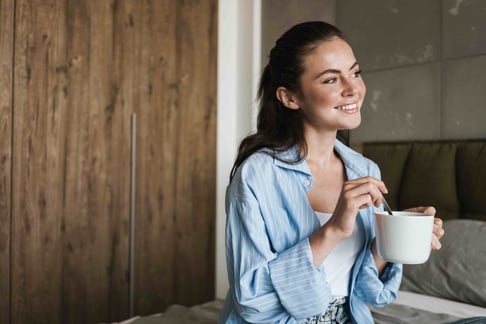 mujer sonriente mirando al horizonte