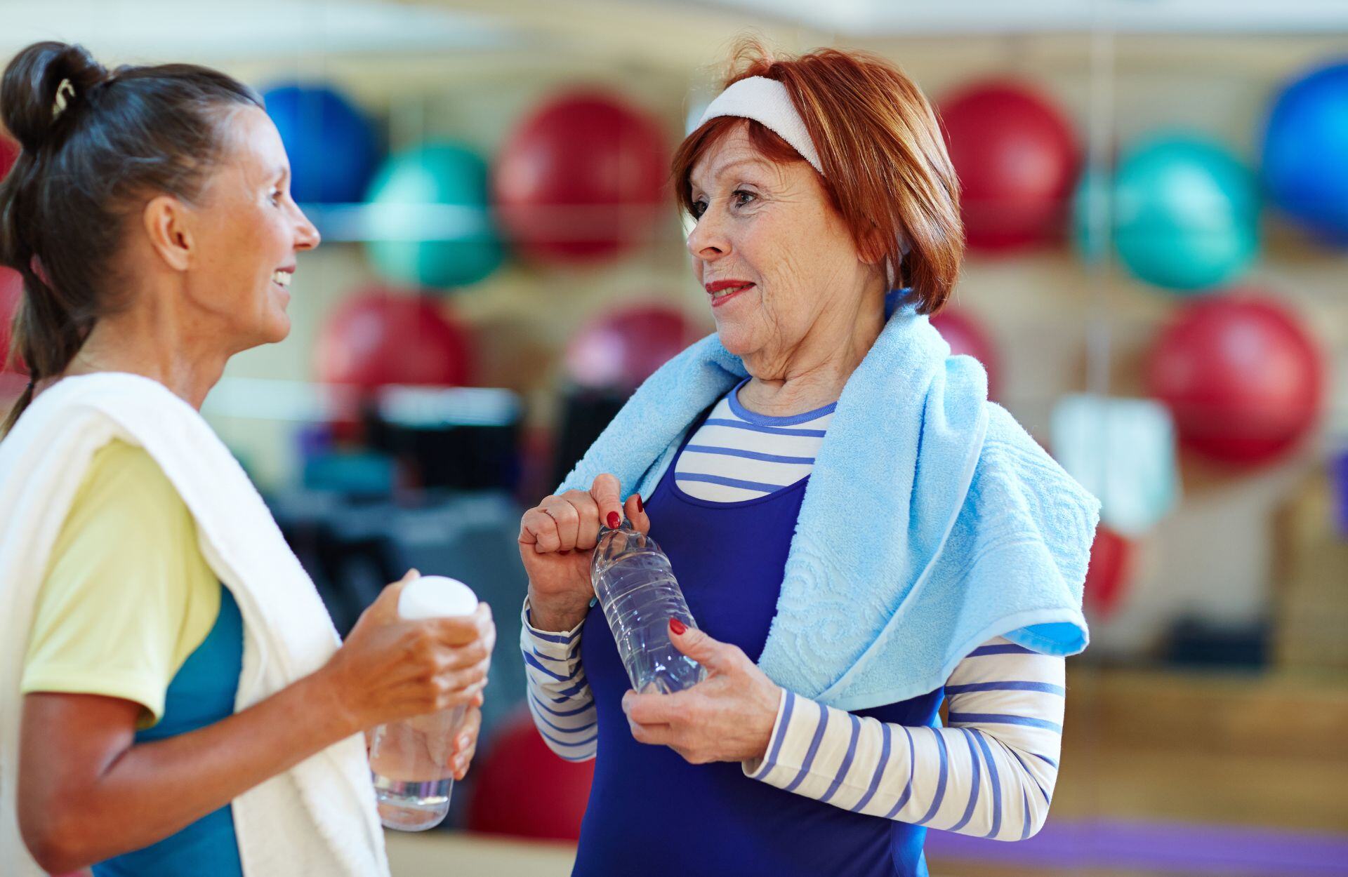 pensionadas haciendo ejercicios