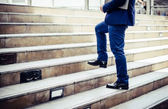 persona subiendo escalones
