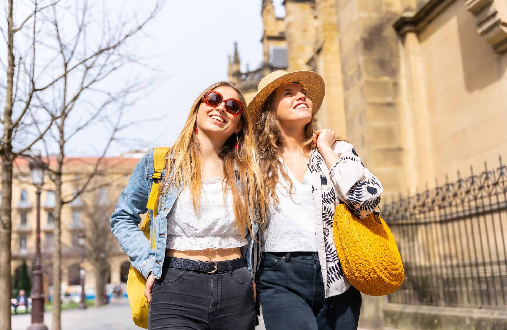 turistas paseando por la ciudad